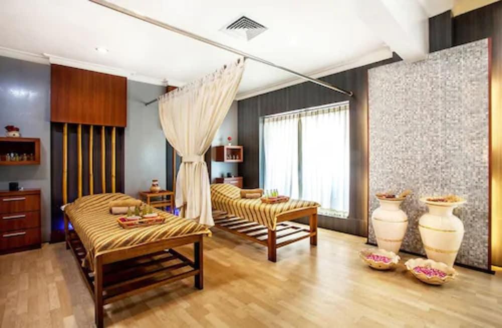Surabaya Suites Hotel Powered By Archipelago Exterior foto