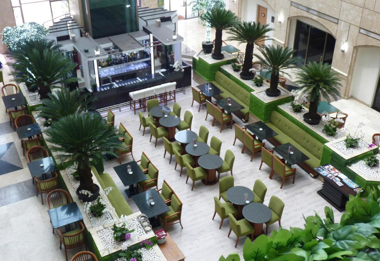 Surabaya Suites Hotel Powered By Archipelago Exterior foto