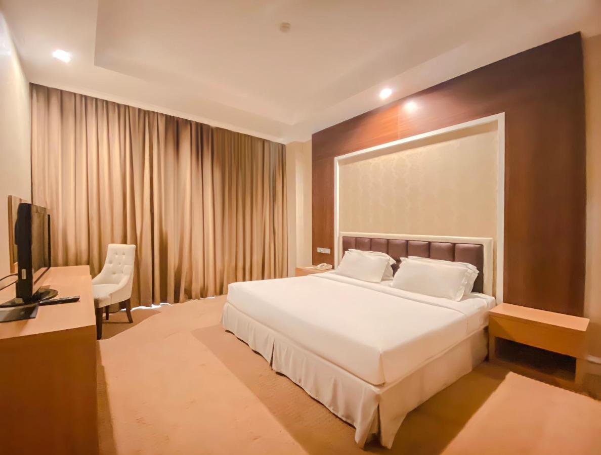 Surabaya Suites Hotel Powered By Archipelago Exterior foto