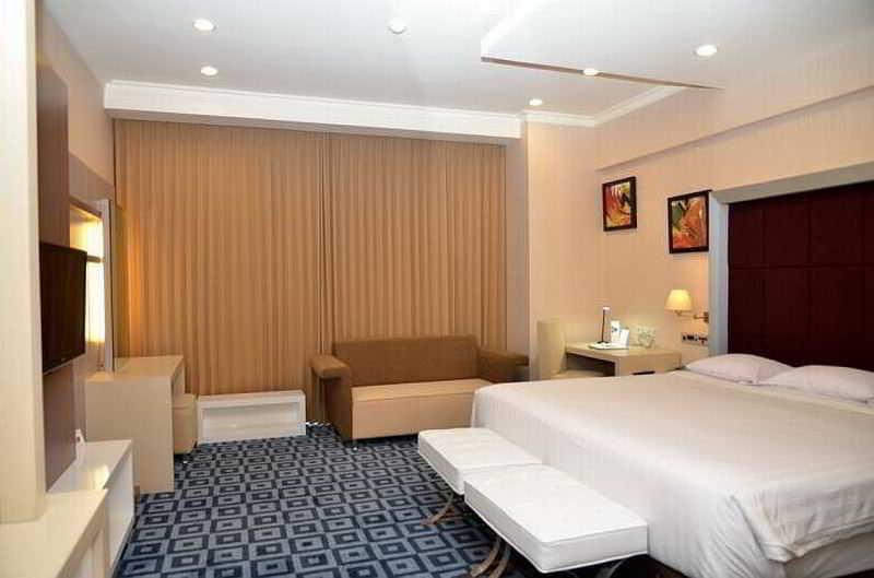 Surabaya Suites Hotel Powered By Archipelago Exterior foto