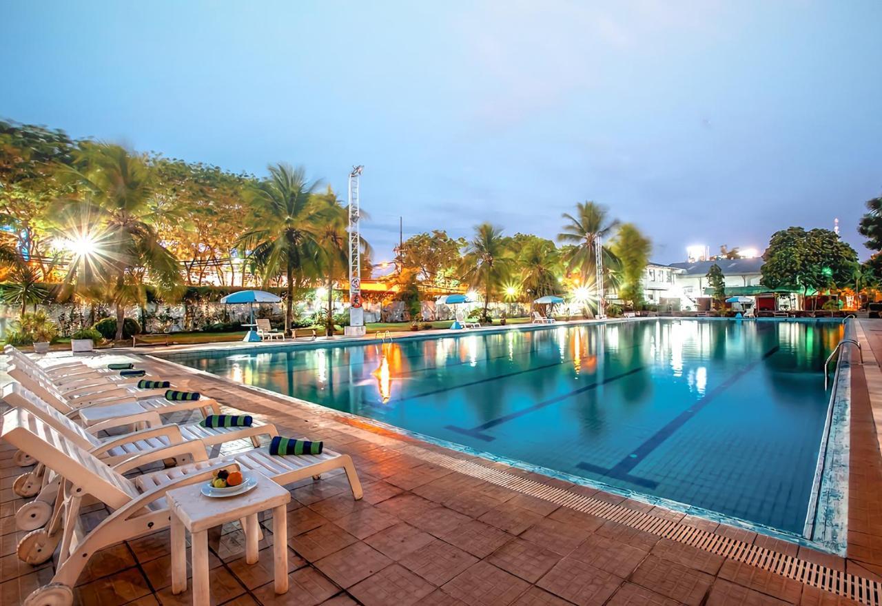 Surabaya Suites Hotel Powered By Archipelago Exterior foto