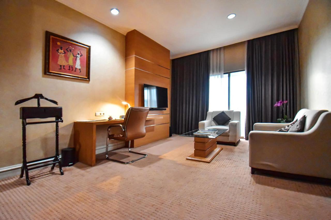 Surabaya Suites Hotel Powered By Archipelago Exterior foto
