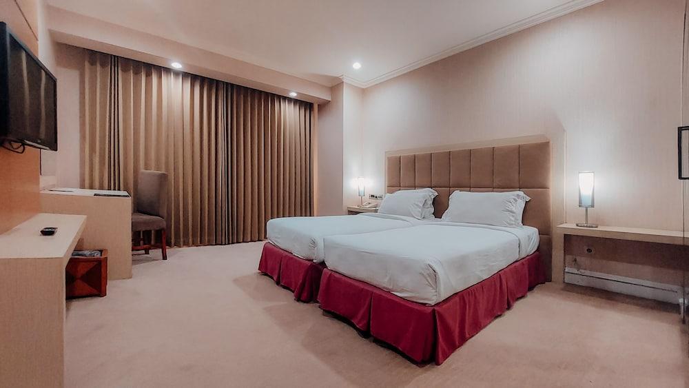 Surabaya Suites Hotel Powered By Archipelago Exterior foto