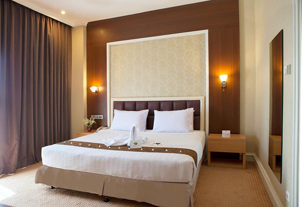 Surabaya Suites Hotel Powered By Archipelago Exterior foto