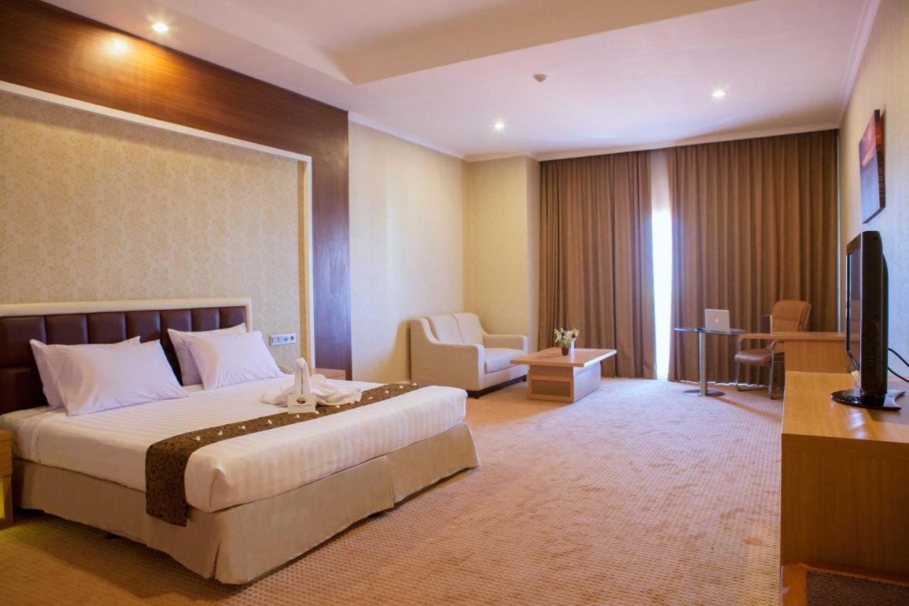 Surabaya Suites Hotel Powered By Archipelago Exterior foto