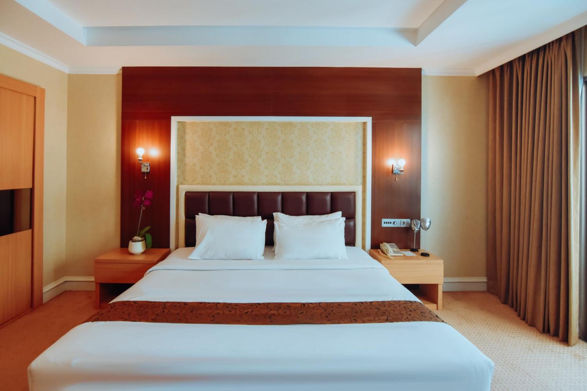 Surabaya Suites Hotel Powered By Archipelago Exterior foto